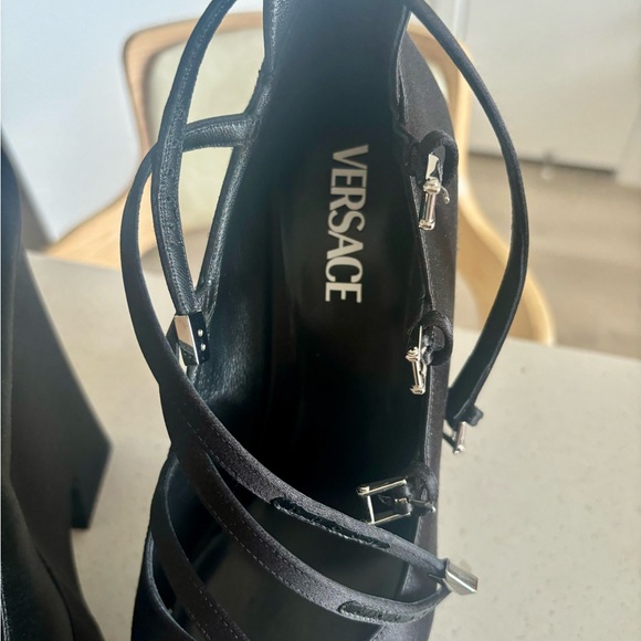 Versace Tempest Pump 
Size 39.5 (runs small, fits like an 8 US)
Only tried on - Picture 6 of 7